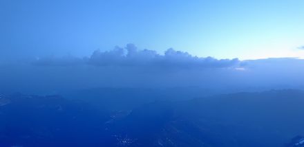 flache, mittelhohe Quellwolken im Morgenlicht