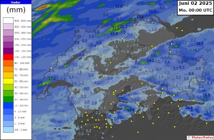 Abbildung 2: 12-Stunden Niederschlagssumme CombiPrecip und Stationen Sonntag 1. Juni 12 UTC bis Montag 2. Juni 0 UTC.