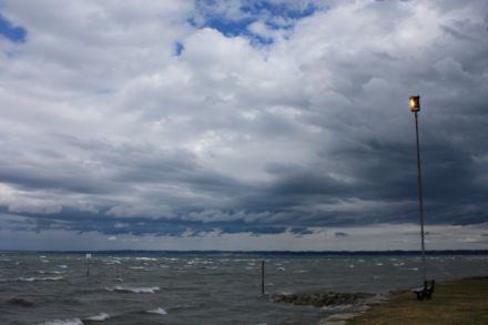 Eine Sturmwarnleuchte im Betrieb bei Arbon am Bodensee.