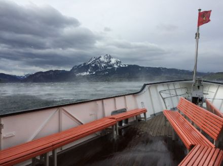 Kein Wunder, getraute sich bei diesem Wetter niemand aufs Schiffsdeck. Mit Ausnahme unseres Meteorologen 😊. Das Bild wurde auf dem Vierwaldstättersee während des Sturms Burglind im Januar 2018 aufgenommen.