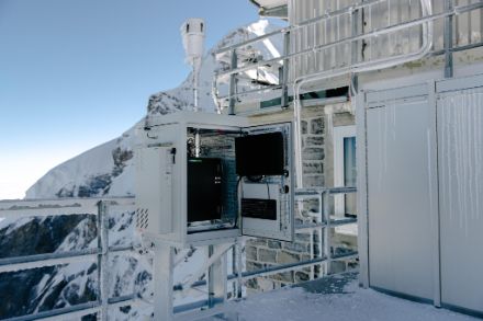 Messstation mit Sensoren für Wetterdaten im Hochgebirge.