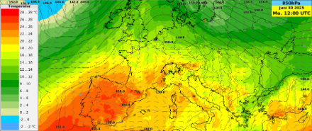 Temperatur [°C, farbige Flächen], Geopotential [gpdm, Isolinien] sowie Windstärke [kt, Windfieder] auf 850 hPa (ca. 1600 m. ü. M.) am Montag, den 30. Juni 2025, um 12 UTC. Die Temperatur erreicht auf 1600 m. ü. M. in der freien Atmosphäre über der Schweiz Wert von rund 20 Grad,  was  für diese Höhe ein hoher Werte darstellt. Da durch die bodennahe Aufheizung die unteren Luftschichten am Nachmittag trockenadiabatisch durchmischt sind, kann in den tiefsten Lagen des Mittellandes mit Tageshöchsttemperaturen von rund 32 bis 33 Grad gerechnet werden.