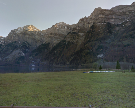 Die Nordwand des Glärnisch liegt im Winterhalbjahr fast permanent im Schatten. Und selbst am  21. Juni, also am längsten Tag des Jahres, gibt es vereinzeltStellen, wo die Sonne nicht hinkommt. Dies besonders in den tiefeingeschnittenen und sehr steilen Runsen.