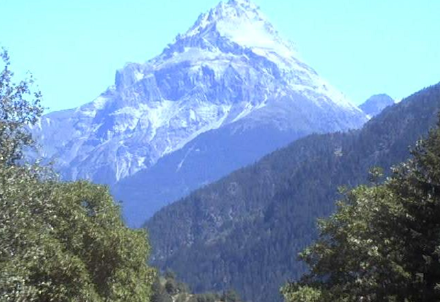 In Gurtnellen im engen Reusstal scheint die Sonne derzeit mit rund 8 Stunden nur etwa halb so lang wie in freien Lagen im Mittelland oder auf Berggipfeln. Dies muss aber im Hochsommer nicht von Nachteil sein, weil im Bergschatten die hohen Temperaturen besser erträglich sind.