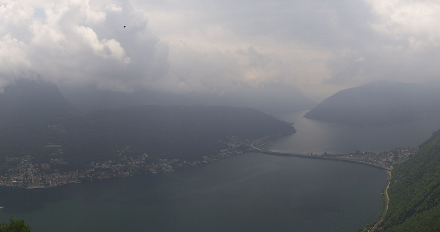 Nur wenig Sonne wurde heute auf der Alpensüdseite gemessen. Besonders am Vormittag war die Bewölkung recht dicht, wie hier auf dem Monte San Salvatore.