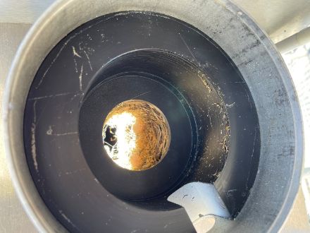 Die Dunkelkammer von unten, nachdem der Boden des Instruments herausgenommen wurde. 