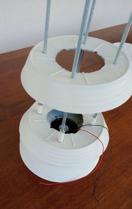 Aufbau des Schutzgehäuses: Zwischen jedem Untersetzer müssen 2,5 cm lange Kunststoffröhrchen angebracht werden.