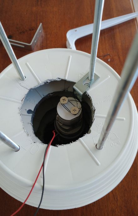 Installation des Thermometers im Schutzgehäuse.