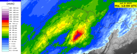 Median 24h Niederschlag des Modells ICON-CH-2E. Auf der Alpennordseite werden 20-50 mm, am Alpennordhang z.T. bis 70 mm Niederschlag berechnet. Auf der Alpensüdseite liegt ein Schwerpunkt im Tessin mit z.T. > 100 mm, und 70-100 mm in den umliegenden Regionen. Dies läge im Tessin im Bereich einer Stufe 2 Warnung, in den nördlich angrenzenden Regionen entspräche dies einer Warnung der Stufe 3.  