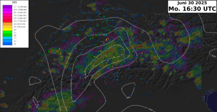 Auf Meereshöhe reduzierter Luftdruck (weisse Linien) und Wind auf 10 m Höhe: Böen als Zahlen, die Windfieder gibt die Richtung und den Mittelwind an. Halbtransparent im Hintergrund das Radarbild (Skala unten rechts), am Montag 30. Juni 2025, 16:30 UTC. 