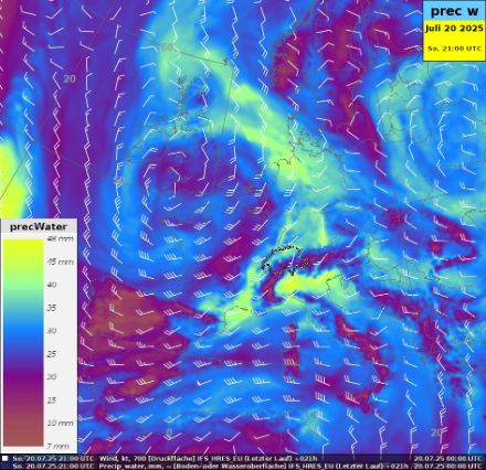 Niederschlagbares Wasser (in Farben) und Wind (Feder) auf 700 hPa am Montag 20. Juli 23 Uhr vom IFS-Modell modelliert. (Quelle: ECMWF/MeteoSchweiz)