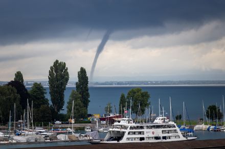 Unterhalb der Schauerwolken hat sich am Dienstagmorgen über dem Bodensee eine Wasserhose gebildet.