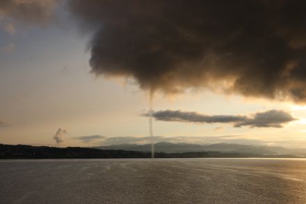 Die «ausgewachsene» Wasserhose über dem Zürichsee (August 2018) im Morgenlicht, gesehen von Richterswil aus in Richtung Uerikon. 