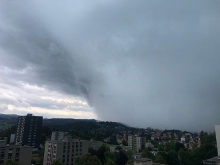 Am Vormittag des 24. Juli 2023 näherte sich eine Gewitterzelle der Stadt La Chaux-de-Fonds. Sie liess nichts Gutes vermuten...