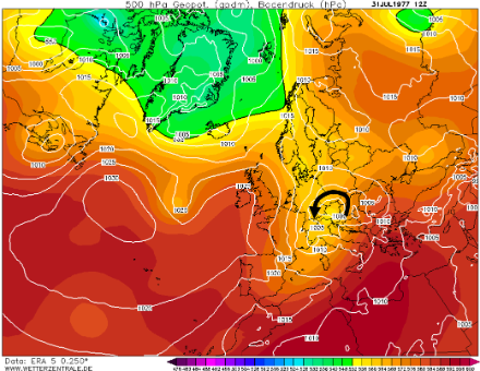 Wetterlage am 31. Juli 1977 gemäss einer Reanalyse des Modelles ERA. Dargestellt sind das Geopotential [gpdm, farbige Flächen] auf 500 hPa sowie der Bodendruck [hPa, weisse Isolinien]. Im Bodendruckfeld (schwarzer Pfeil) fliesst feuchte Luft, welche aus dem Mittelmeerraum stammt, bogenförmig um das Tief herum und gelangt auf diese Weise zu den Voralpen. 