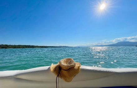 Die Ruhe vor dem Sturm… sonnig und ruhig präsentierte sich das Wetter heute am Neuenburgersee, wie das Foto aus Chrevroux VD zeigt. 