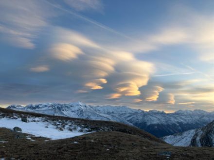 Lenticulariswolken über den Walliser Alpen, beobachtet von Ulrichen aus, 17. November 2024.