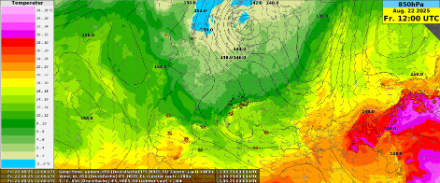 Geopotentielle Höhe [gpdm, schwarze Isolinien], Windrichtung und -stärke [Knoten, Windfieder] und Temperatur [°C, farbige Flächen] gemäss des Europäischen Modelles am kommenden Freitag, den 22. August 2025.  Nordwestliche Winde führen deutlich kältere Luft heran, nördlich der Alpen reicht es auf 850 hPa nicht einmal mehr für 10 Grad, dies im Gegensatz zu vorgestern, als noch gegen 23 Grad aufgezeichnet wurden.