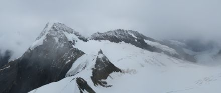 Blick vom Ostgrat der Jungfrau auf den Mönch, das Jungfraujoch und den Trugberg (v.l.n.r.). Nur auf den höchsten Gipfeln ist der Niederschlag durchwegs in Form von Schnee gefallen. 