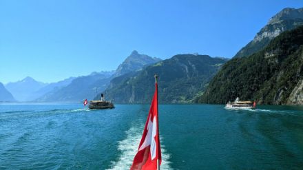Das Foto, welches auf dem Vierwaldstättersee vor dem Rütli aufgenommen wurde, hätte zwar vor einer Woche besser gepasst. Nichtsdestotrotz, der Bloggerin gefällt der Blick ins Urnerland und der Gedanke an einen Schwumm im See bei dem sonnigen und heissen Wetter. 
