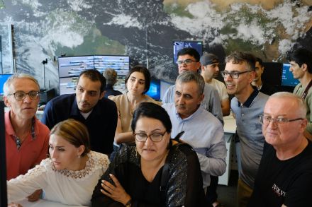 Gruppe folgt gespannt einer Erklärung im Kontrollraum.