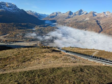 Auch im Engadin gab es immer wieder Tage, die mit Hochnebel oder wie heute mit Nebel begannen. Dieser löste sich jedoch meist in den späteren Vormittagsstunden auf. Blick von Muottas Muragl südwestwärts Richtung Oberengadiner Seenplatte und zum Piz Güglia.