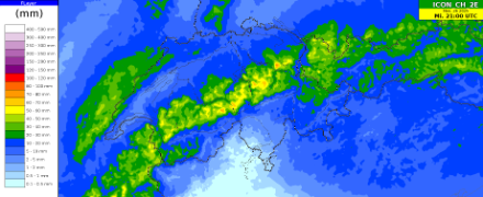 Karte 48h-Niederschlag, Median ICON-CH-2E bis Mittwochabend (6z-Lauf). Am Alpennordhang und z.T. am Jura und inneralpin werden 20-50 mm Niederschlag modelliert. Oberhalb von rund 900 Metern fallen die Niederschläge komplett in Form von Schnee.  
