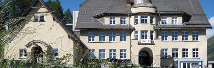 Eingangsseite des dreistöckigen Gebäudes des PMOD/WRC in Davos
