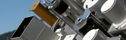 Metallplatte auf der Dutzende von metallenen Zylindern mit kleinen Öffnungen an der Oberseite montiert sind.
