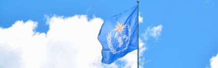Die WMO Flagge auf dem Hauptgebäude in Genf.