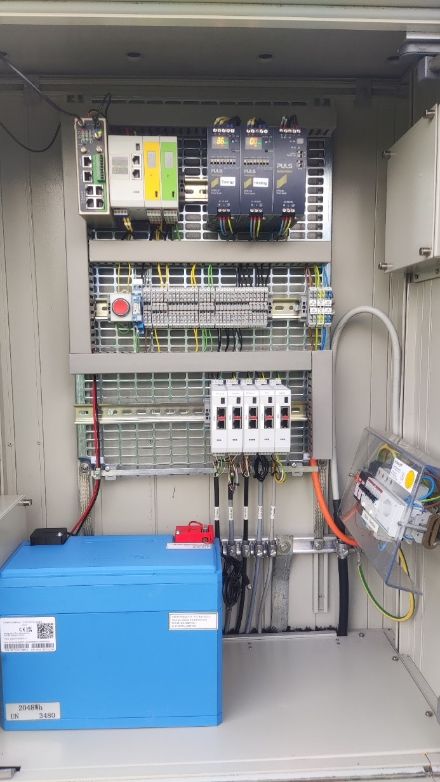 Platine der Station in Villars-Tiercelin. Die Kabel der Sensoren kommen von unten und sind an die Logger des Internets der Dinge (IoT) angeschlossen. Die Stromversorgung kommt von oben.