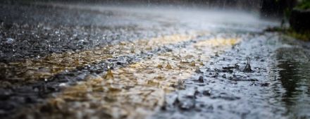 Starker Niederschlag auf Strasse.