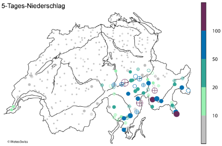 Karte der Schweiz, die mit farblichen Kreisen die Wiederkehrperioden der 5-Tages-Niederschlagssumme zwischen dem 13. und 17. November 2002 darstellt.