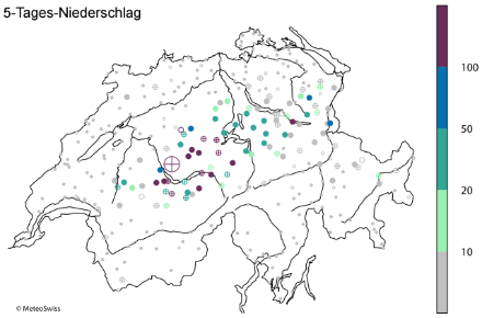 Karte der Schweiz, die mit farblichen Kreisen die Wiederkehrperioden der 5-Tages-Niederschlagssumme zwischen dem 19. und 23. August 2005 darstellt.