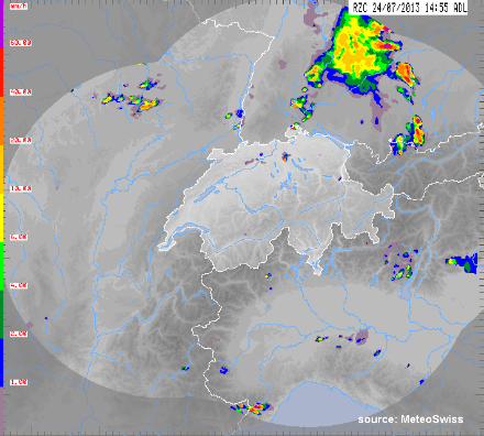  PRECIP-Produkt: Niederschlagsintensität in mm/h oder l/m2 für den 24. Juli 2013, um 14:55 UTC. Das PRECIP-Produkt ist eines der Radar-Basisprodukte und liefert alle fünf Minuten eine Abschätzung des Niederschlags am Boden mit einer Auflösung von einem Quadratkilometer. © MeteoSchweiz  	Farbcodierter Kartenausschnitt der Schweiz und umliegender Regionen. Die Farben geben die Niederschlagswerte in mm pro Stunde wieder.