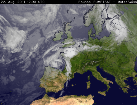 Satellitenbild von Europa, das Wolkenfeldern über Nordwesteuropa zeigt.
