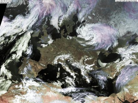 Satellitenbild von Europa: Zentraleuropa ist bewölkungsfrei. Die schneebedeckten Alpen sind erkennbar.