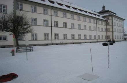 Ein Neuschneemessbrett und ein Schneepegel für die Gesamtschneehöhe.