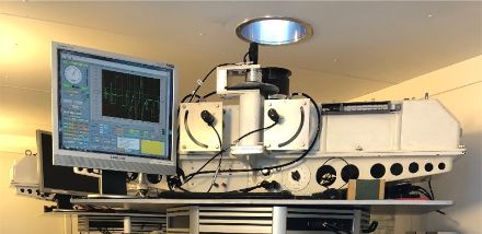 Bild eines Dobson Spektrophotometers aus Davos sowie die gesamte Messreihe von Aro-sa/Davos.