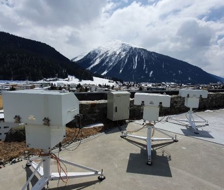 Bild dreier Geräts des Typs Brewer in Arosa (links) und Davos (rechts).