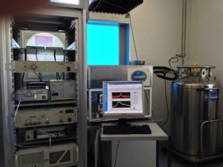 Das Bild zeigt das Mikrowellenradiometer SOMORA in Payerne. Das quasi-optische System zur Detektion der Mikrowellen-Strahlung befindet sich in der grauen Box hinter dem Bildschirm und misst die Mikro-wellnstrahlung durch das blaue Spezialfenster (für Mikrowllenstrahlung durchsichtig).
