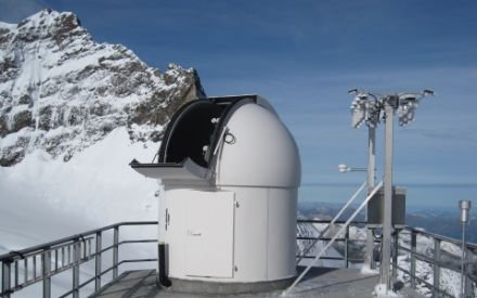 Das Bild zeigt die astronomische Kuppel auf dem Dach der Sphinx-Forschungsstation. Rechts davon befindet sich eine drei Meter hohe Messinstallation mit diversen Radiometern, welche die globale Sonnen-, Infrarot- und UV-Einstrahlung messen.