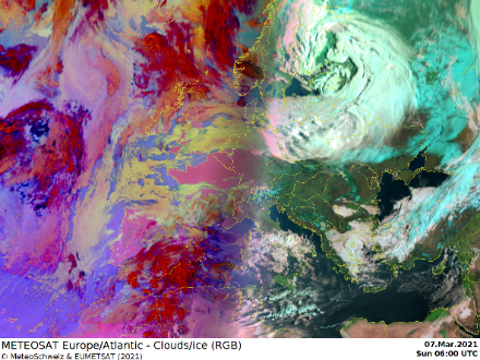 Auf dem Satellitenbild sind Wolkensysteme erkennbar.