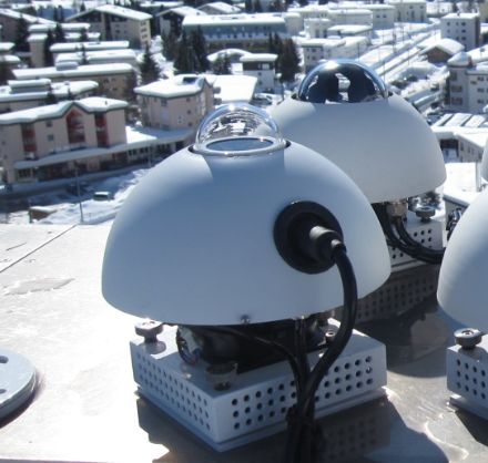 Bild eines UV-Biometers auf dem Dach des Physikalisch-Meteorologischen Observatorium Davos, mit welchem die ultraviolette Strahlung gemessen wird.