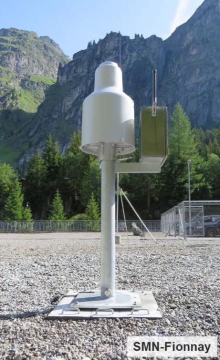 Die Station befindet sich auf einer ebenen Kiesfläche. Das Pluviometer ist auf einem 1.5 m hohen Metalmasten befestigt.
