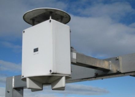 Messgerät vor der Installation; der Sensor befindet sich im Innern eines Metallgehäuses.