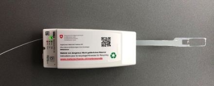 Bild einer in einem weissen Plastikgehäuse eingebauten Radiosonde