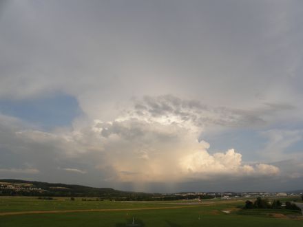 Gewitterwolke mit Regenschauer am Flughafen Zürich / Kloten