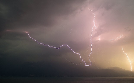 Blitz bei einem Gewitter über dem Genfersee.