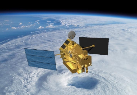 Erdbeobachtungsatellit über einem tropischen Wirbelsturm.